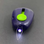 Prym Needle threader deluxe - with LED - Tűbefűző led fénnyel