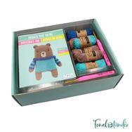 Borisz a Medve - horgolásminta + fonal csomag - Amigurumi - Boris the Bear - crochet diy kit Borisz a Medve - horgolásminta + fonal csomag - Amigurumi - Boris the Bear - crochet diy kit