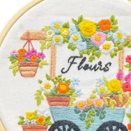 Milpoint Virágárus Kocsi modern hímzőkészlet fa hímzőkerettel / The Flowery Wheelbarrow embroidery kit with wooden hoop - Fonaltündér
