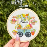 Milpoint Virágárus Kocsi modern hímzőkészlet fa hímzőkerettel / The Flowery Wheelbarrow embroidery kit with wooden hoop - Fonaltündér