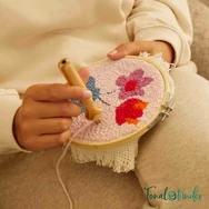 DMC Gentle Flowers - Punch Needle Kit - Vadvirágok - hímzés készlet hímzőtollal - 03