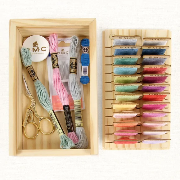 DMC Eco Vita bobbin organizer - fa tárolódoboz 24 fa spulnival - himzofonalakhoz