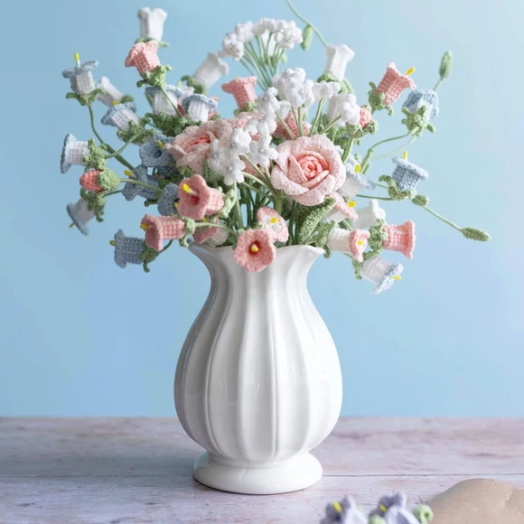 Virágcsokor Horgolótűvel 35 virág és zöld növény mintája egy könyvben