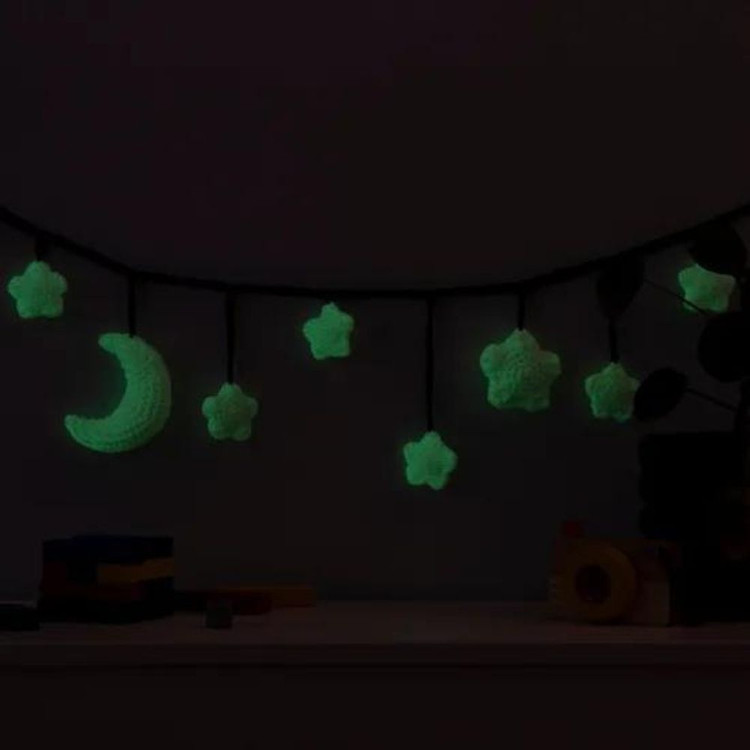 Scheepjes Glow Up - 1001 Luminescent White - világító fonal Scheepjes Glow Up - 1001 Luminescent White - világító fonal