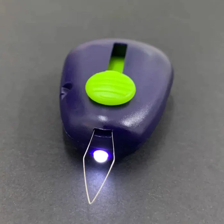 Prym Needle threader deluxe - with LED - Tűbefűző led fénnyel