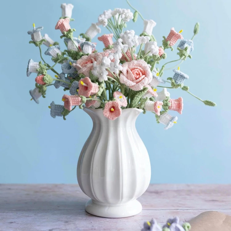 Virágcsokor Horgolótűvel 35 virág és zöld növény mintája egy könyvben